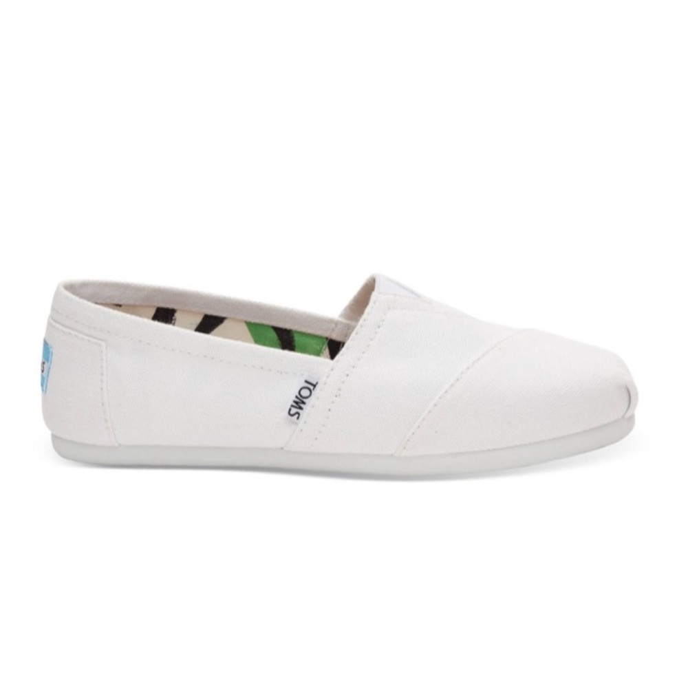 NWT Optic White Canvas Classic Woman’s Toms Slipon